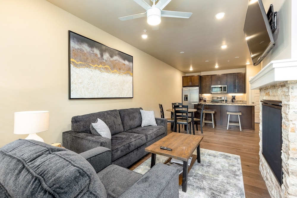 103 Clearwater Lofts 1 Bedroom Condo by RedAwning view 4