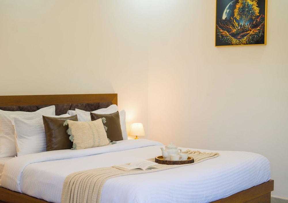 ELIVAAS 5 BHK With Pvt Pool - Zenora