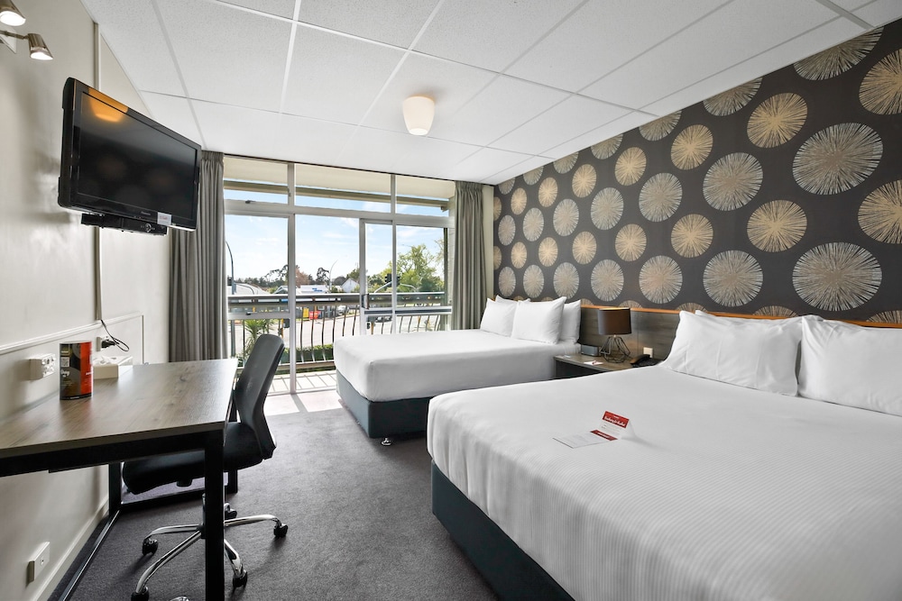 Hotel Heartland Ambassador Hotel Hamilton - Image 1