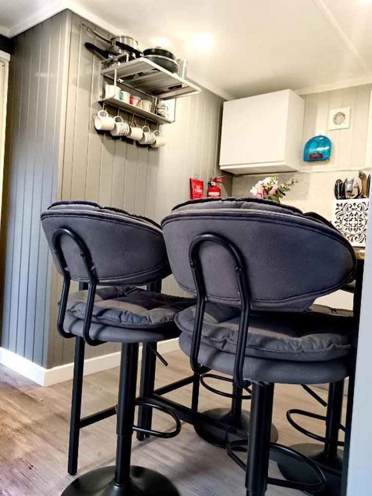 2-bedroom Guesthouse in Derby City, Parking, Wi-fi