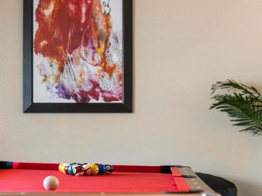 6 Beds 3 Baths Pool BBQ Near the Strip