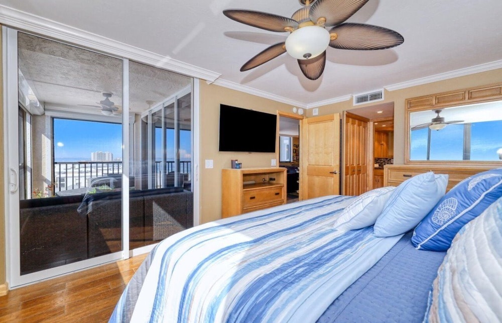 Caper Beach Club 1005