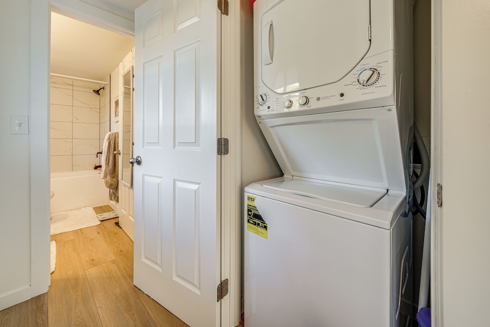 8 Mi to Downtown Seattle: Charming Home w/ Patio
