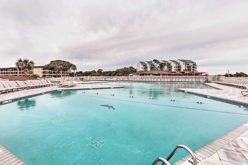 Pool, Tennis & Gym: Resort Condo in Hilton Head!