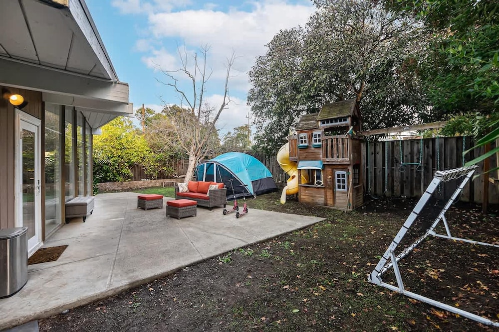 Entire 3br House With Playground