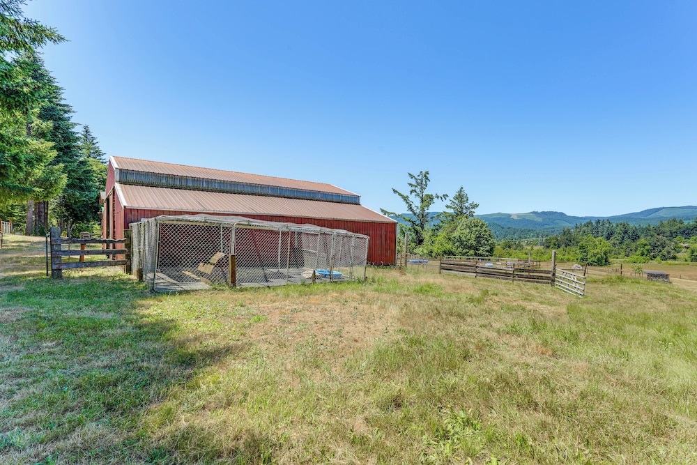 Oregon Farmhouse Hideaway on 53 Acres