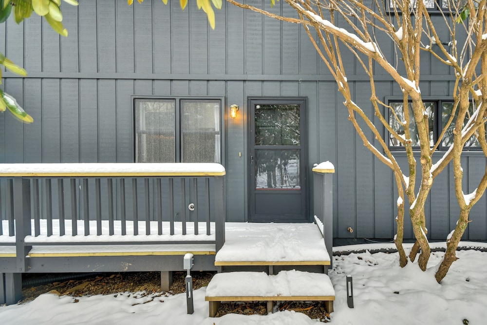 6 Mi to Skiing: Home w/ Hot Tub in Seven Devils!