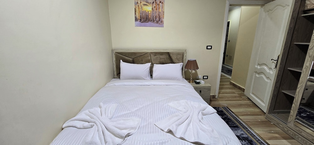 Pyramids Senusret Guest House