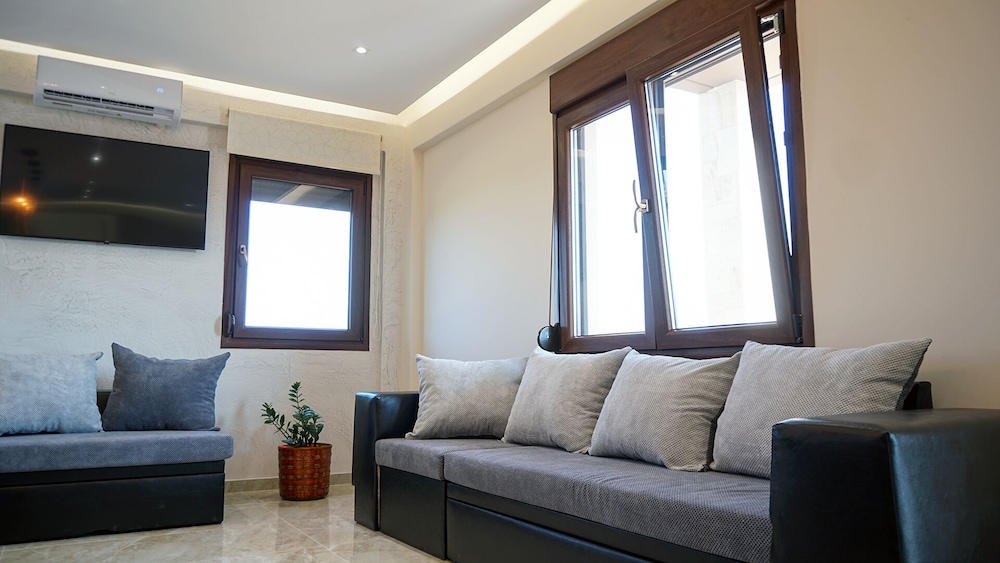 Sinodinos Deluxe Apartments view 3