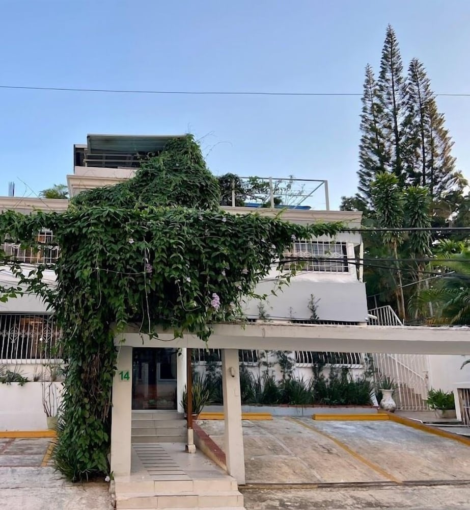 Hotel BOTANIC GARDEN HOSTAL - Image 1