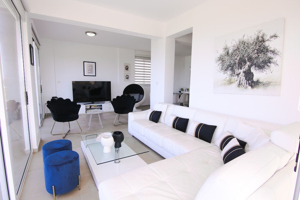 Phaedrus Living: Beachfront Villa Thalassa
