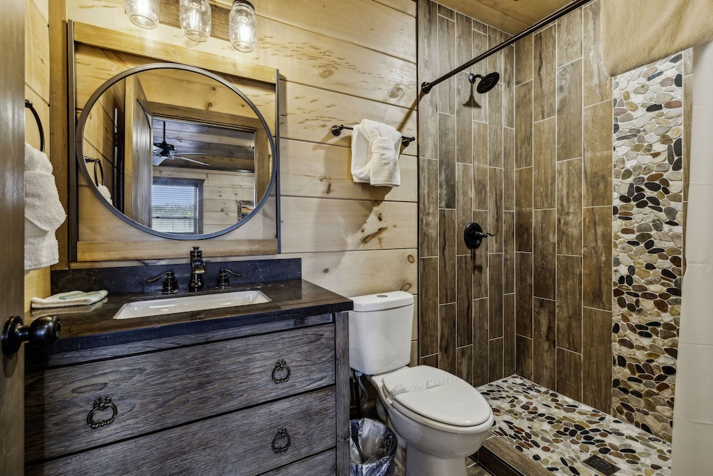 Grand Splash Lodge 6 Bedroom Cabin
