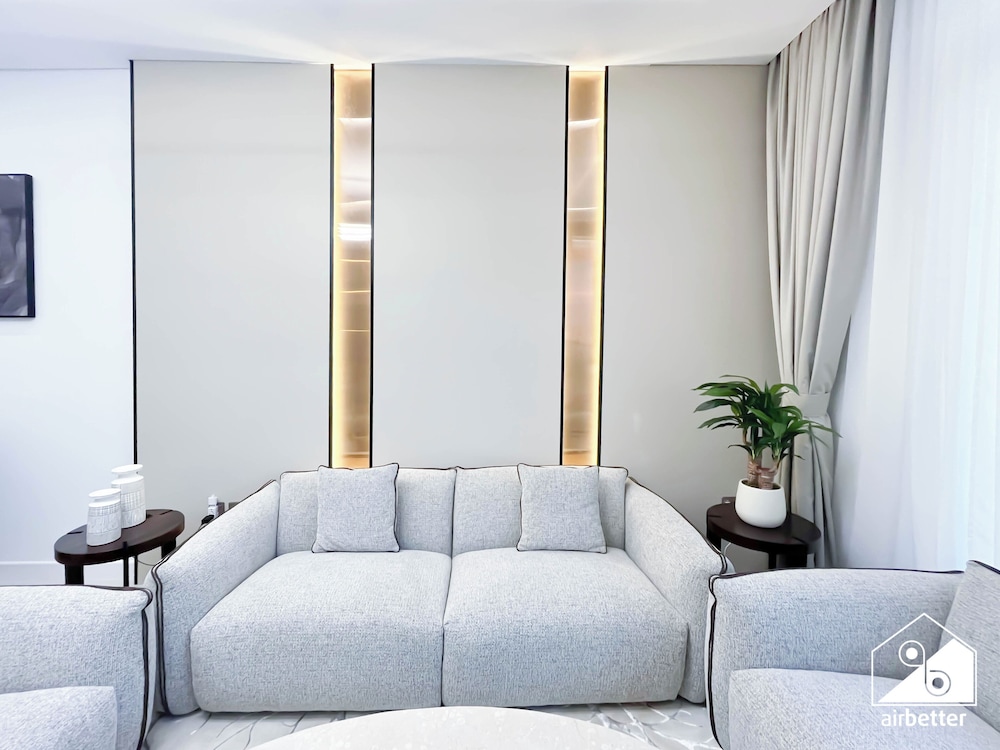 Luxury 1BR w/ Balcony & Burj Khalifa View
