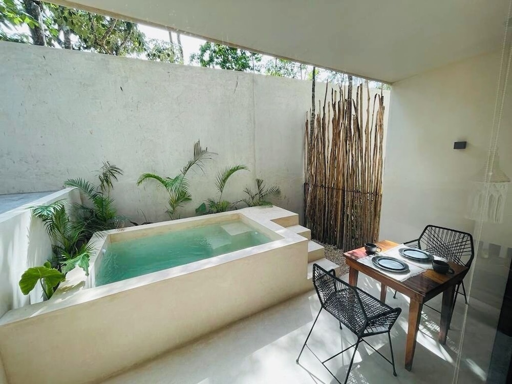 Private Jacuzzi with Pool Studio S11