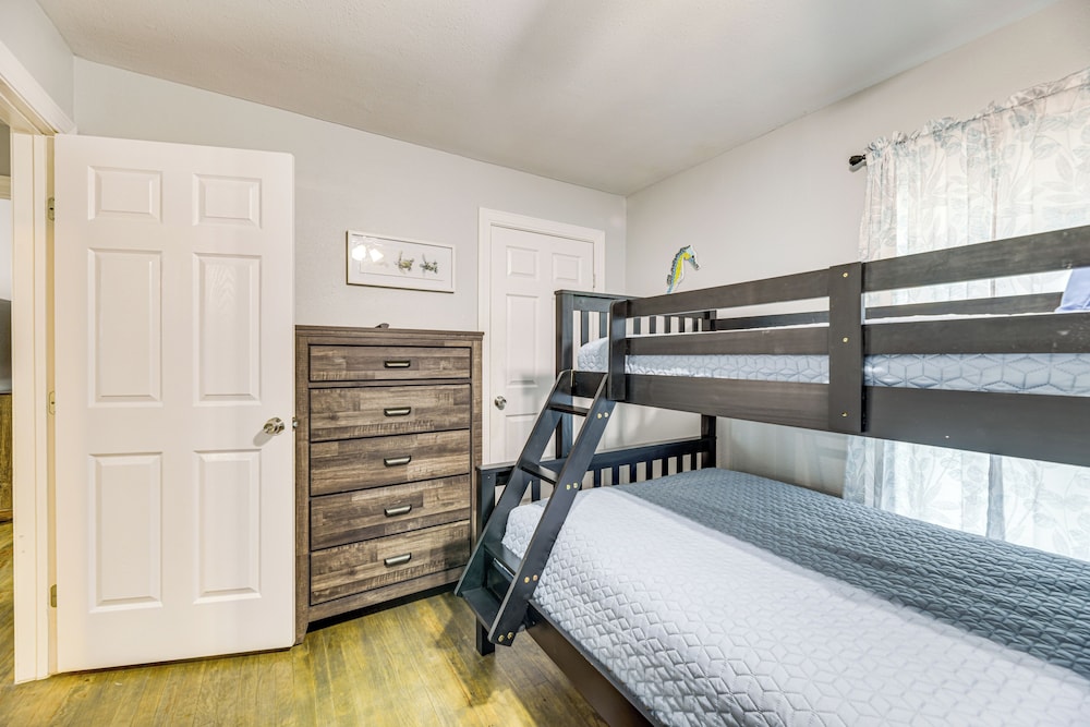 3 Mi to Beach: Family Home in Corpus Christi!