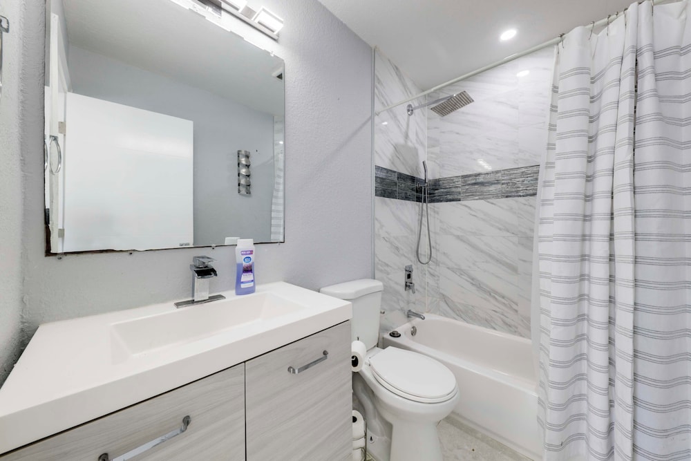 Patio & Heated Swim Spa Access: Home in Hollywood