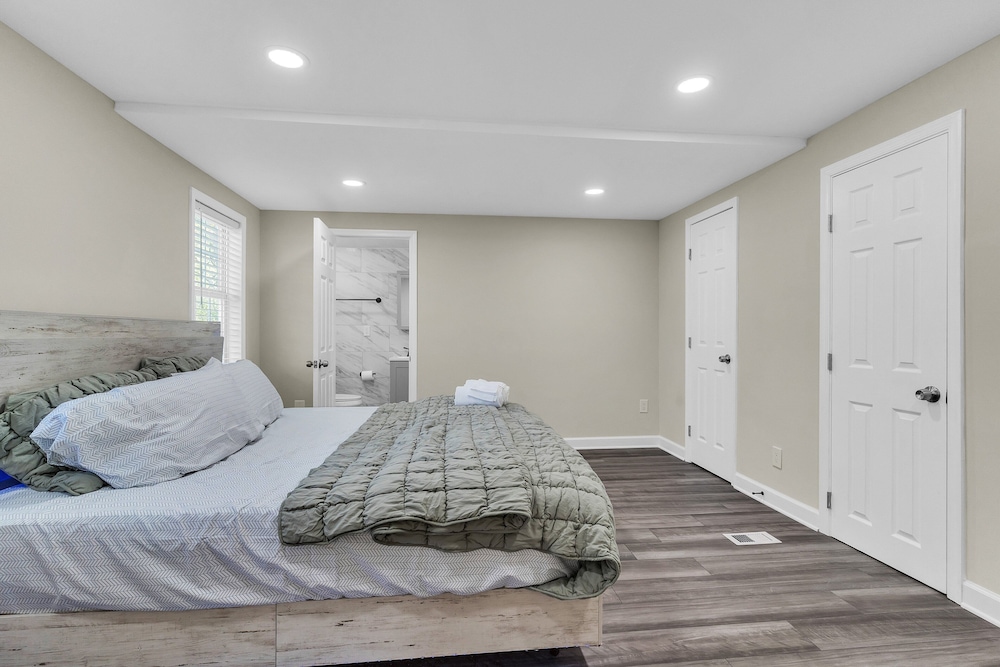 Peaceful Pet Friendly Chesapeake Escape 4 Bedroom Home