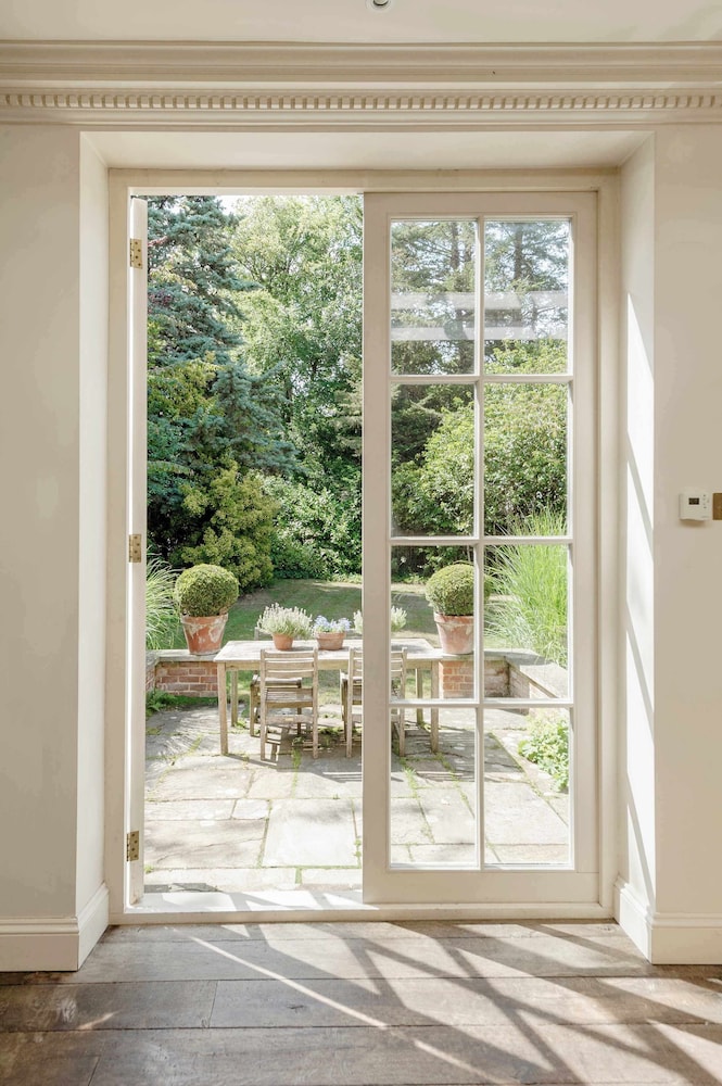 Beautiful Family Home w Garden Pool - Wimbledon