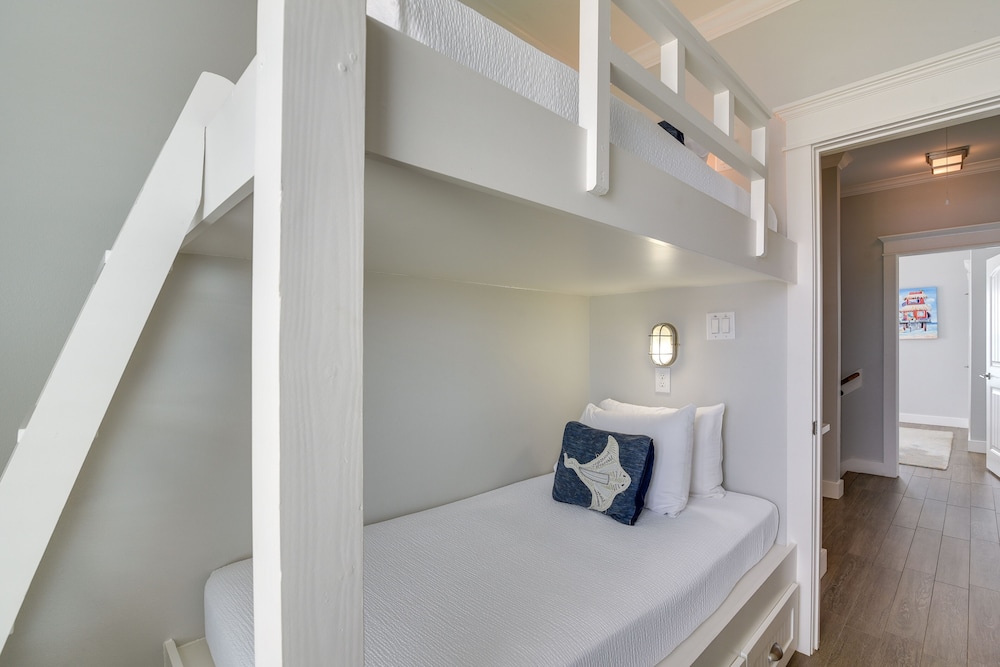 Walk to Ocean: Beach House w/ 2 Decks in Galveston