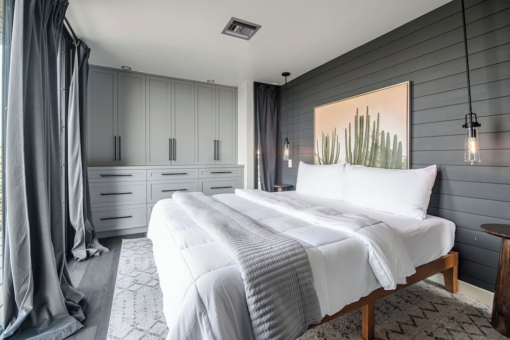 Luxury Hill Country Container Home - Near Alamo Springs Cafe