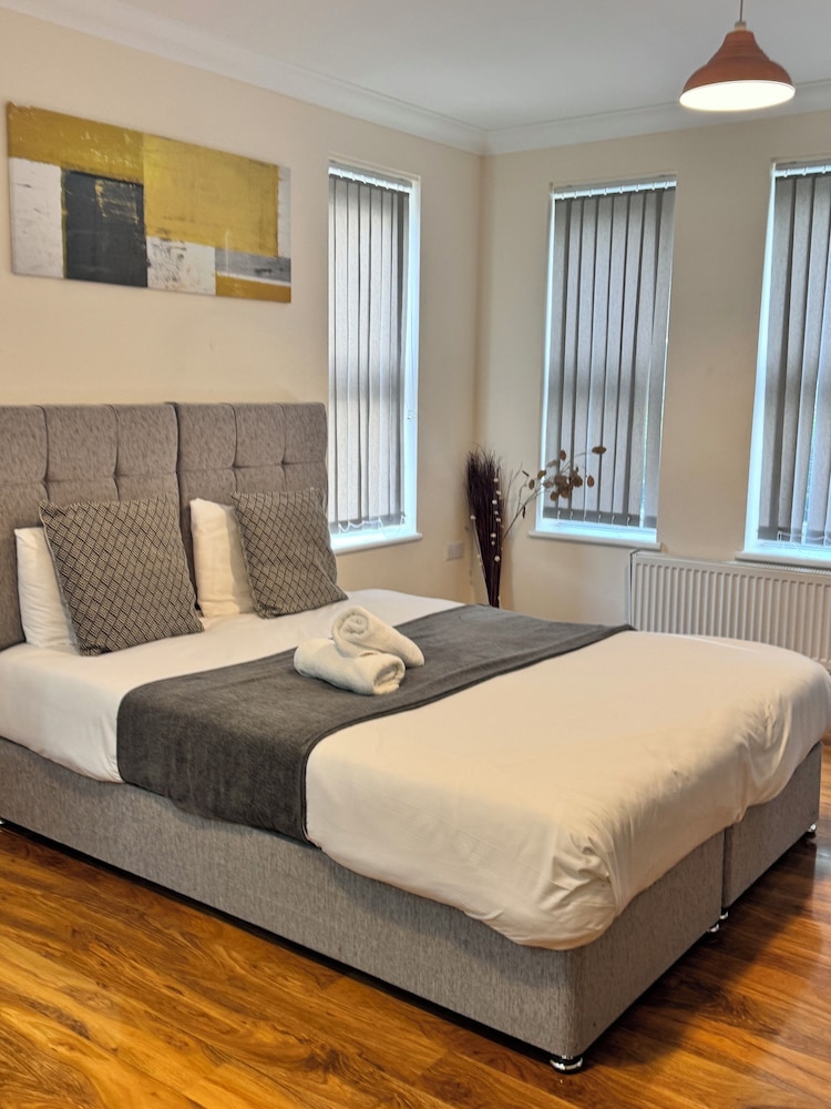 Stay Near Heathrow! Pristine, Convenient & Only 5 Mins to the Terminals view 5