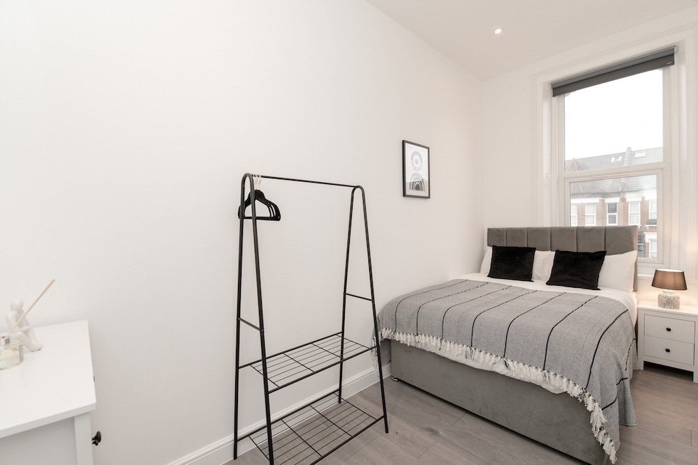 Woodside Park 3 Bedroom Apt with Parking