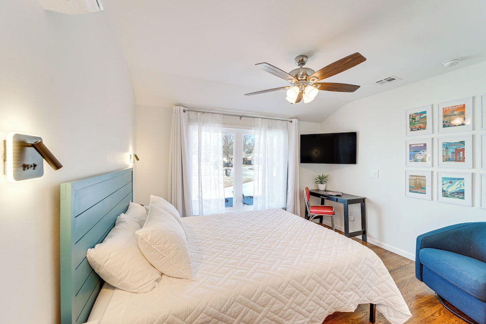 Walk to Gathering Place & Brookside: Tulsa Studio