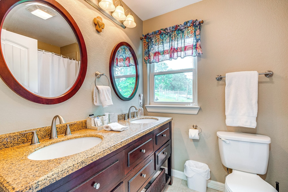 Views, Sunsets & Wildlife: Waterfront Gem in Texas