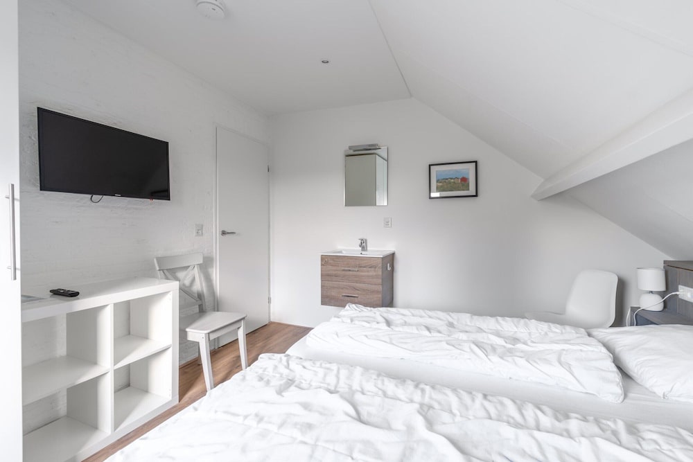 Modernly Furnished Holiday Home for 6 People