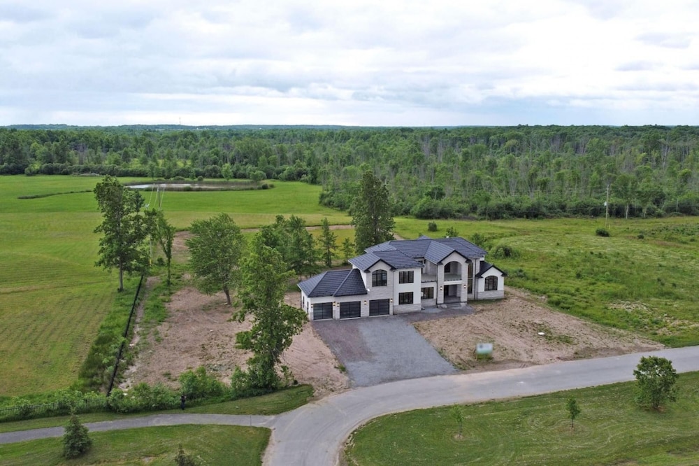 Lucky Mansion Luxury Villa in Fort Erie