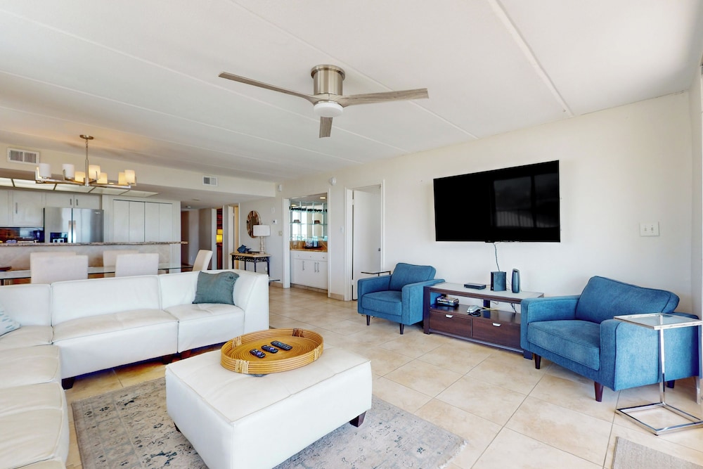Gulf-view Corner 3BR w/ Balcony & Luxe Amenities