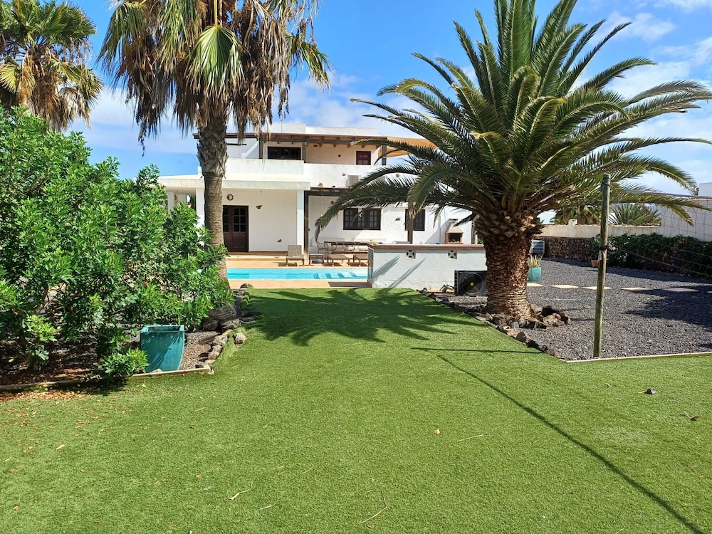 Lajares Villa-sleeps 6-free Parking-playground