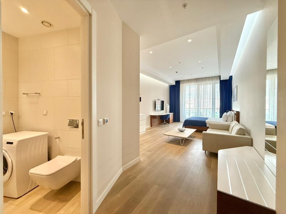 Condo Studio Plaza
