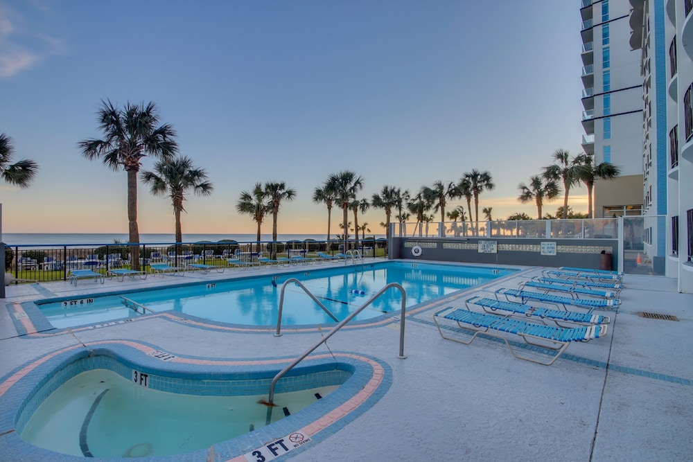 Boardwalk Resort by Hosteeva
