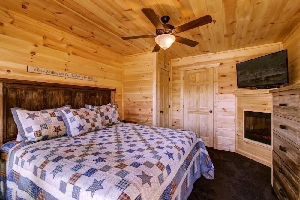 Country Cozy - 4 Bedrooms, 5 Baths, Sleeps 16 Home by RedAwning