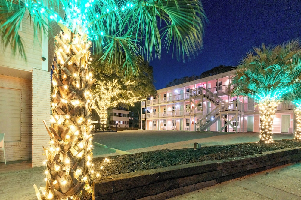 Treehouse Lounge - RR Beach Club