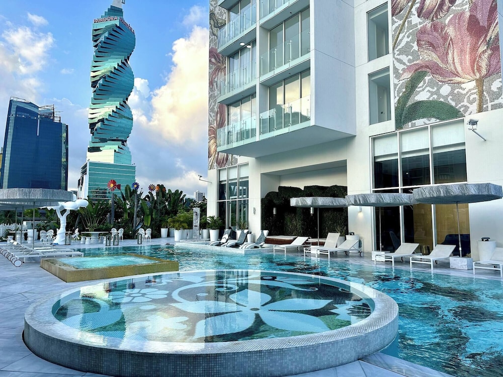 Luxury apt in Panama City 2 Rooms 3 Baths & Office