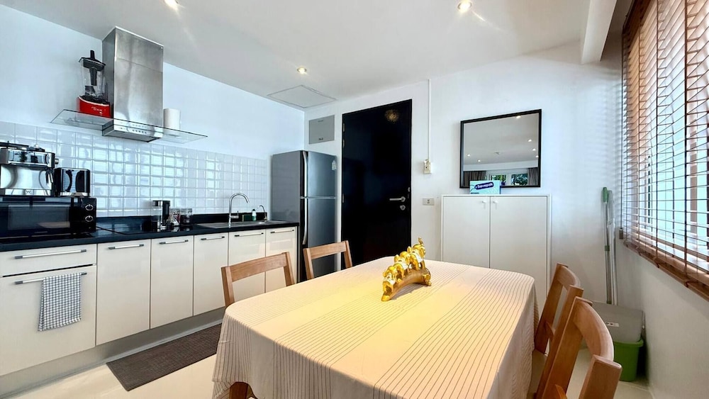 B11 Sunset Plaza Partial Seaview 1 Bedroom 1 Bathroom With Large Jaguzzi