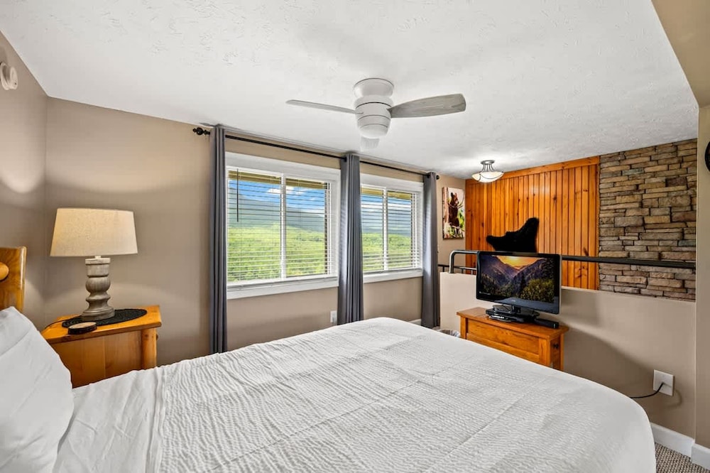 Indoor Pool Mountain Views Hot Tub Sleeps 6