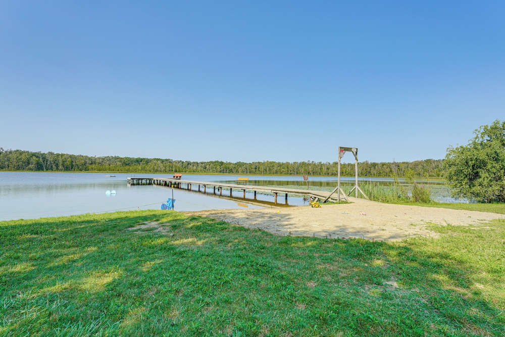 Walk to Cranberry Lake: Quaint Family Cottage