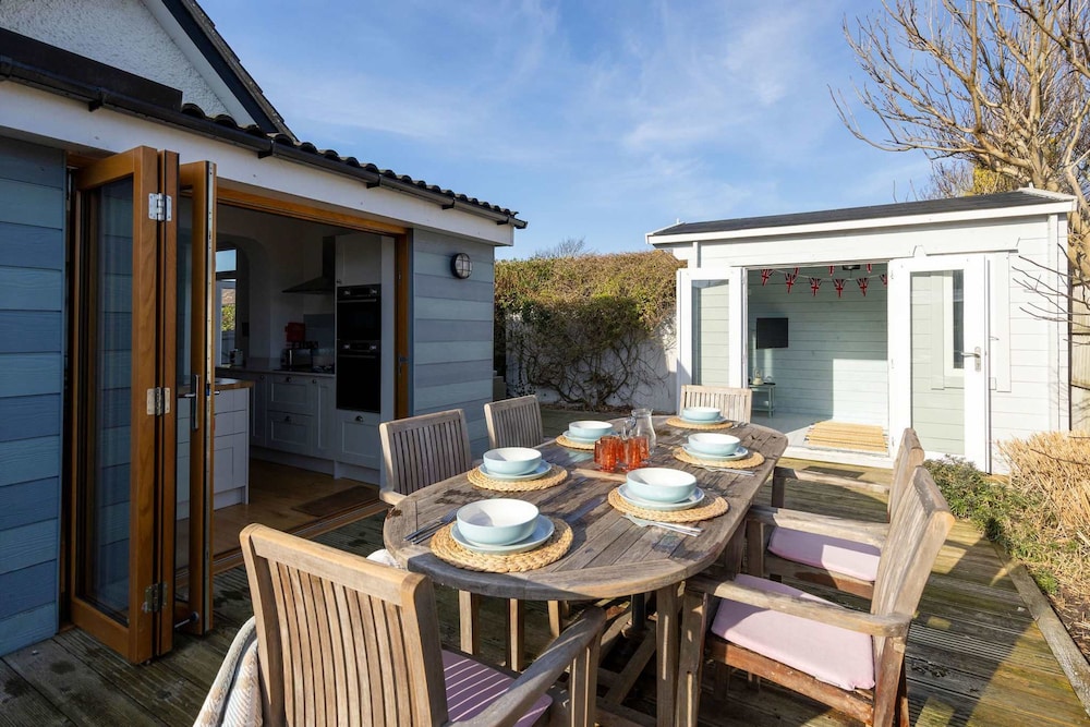 Charming Seaside Cottage - 5-min Walk to Beach