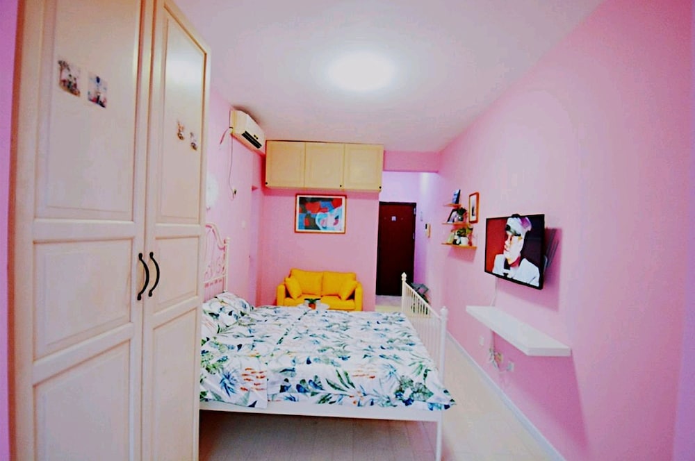 Avatar Fireworks Queen Bed Studio in Center Futian view 4