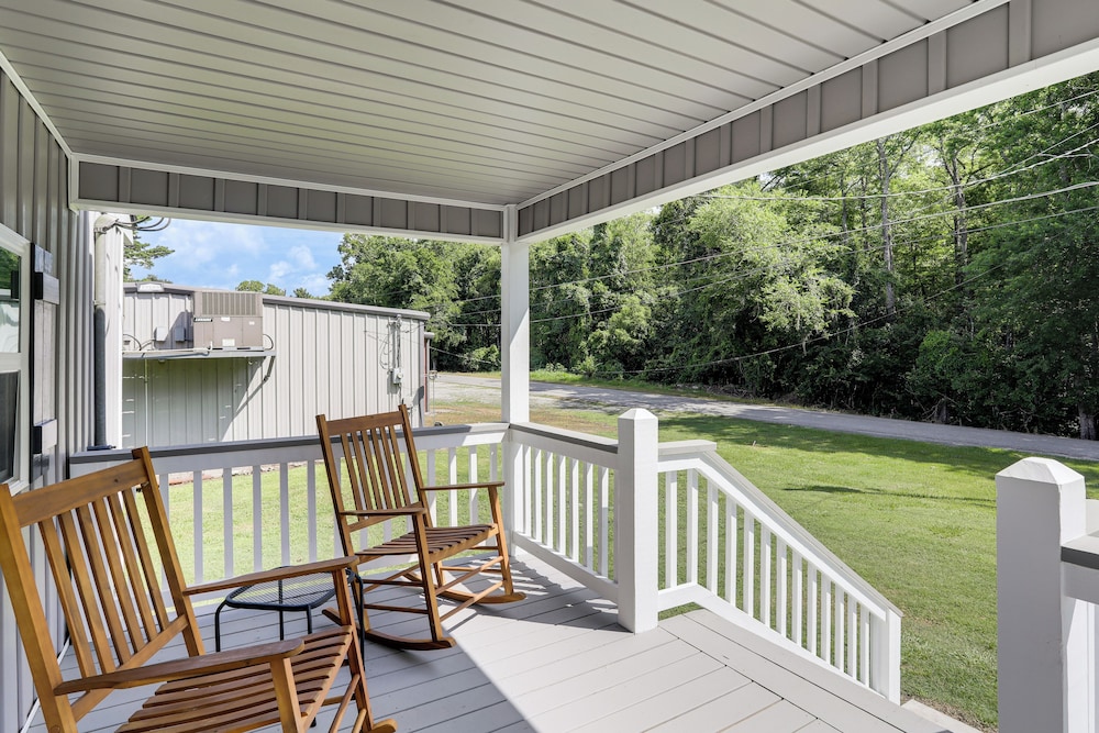 Riverfront Family Retreat w/ Yard in Saint Amant