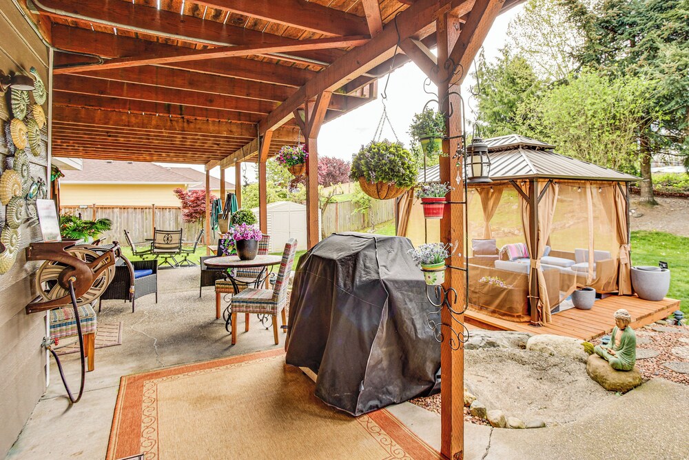 Lower-level Apt w/ Hot Tub & Sauna in Graham!