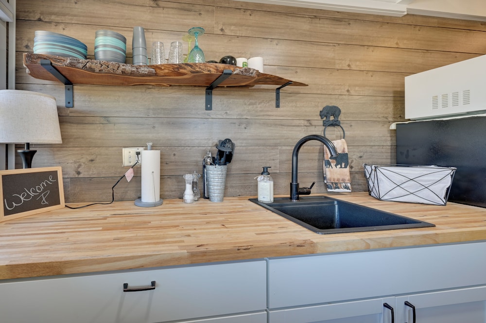Cabin w/ Trail & Pond Access in Steamboat Rock!