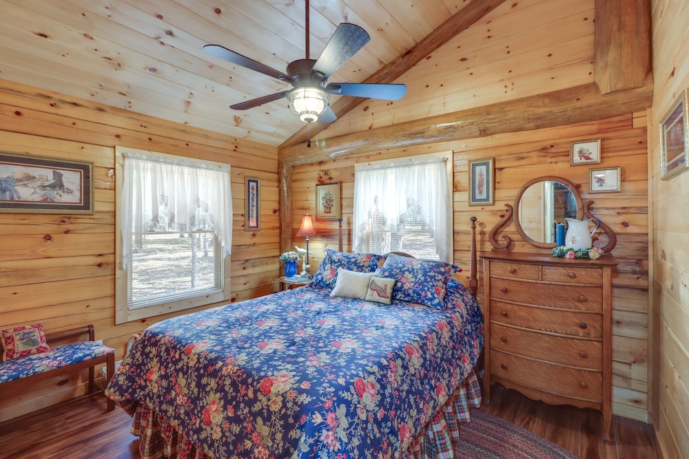 Tumbling Shoals Cabin Near Greers Ferry Lake! view 5