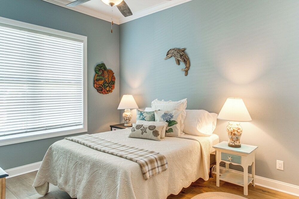 Walk to Public Beach: Hideaway in St Simons Island