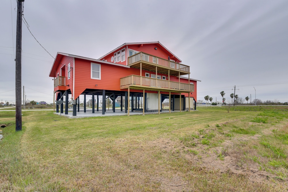 9 Mi to Crystal Beach: Pet-friendly Apt w/ Balcony