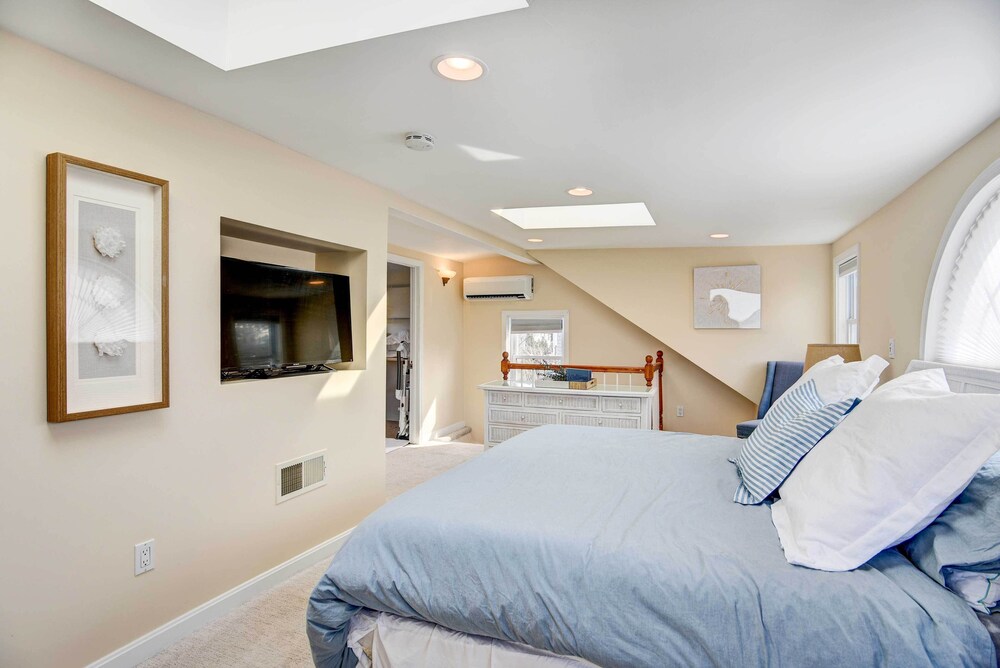Beautiful Portsmouth Cottage By the Sea w/ Jacuzzi