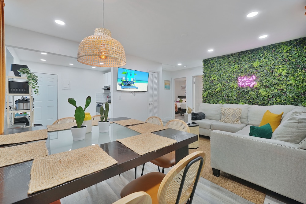 4 to 14 Guests, 2 Kitchens, Jungle Retreat BBQ Patio